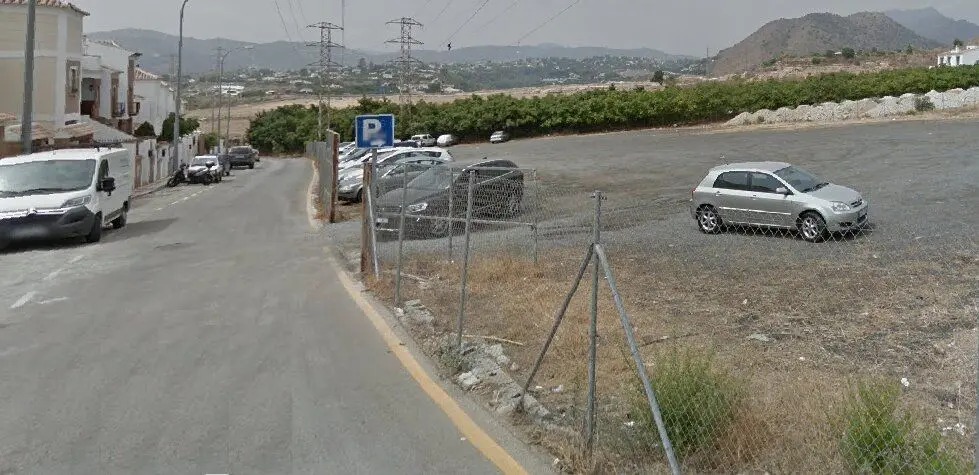 Parking de la calle Mirto en Nerja, explanada de tierra para la ruta del río Chíllar
