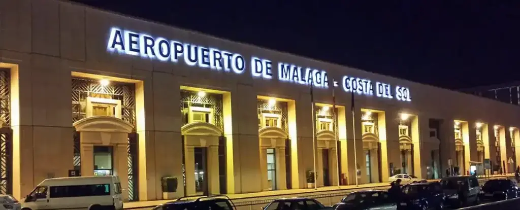 Cómo llegar a Nerja, Málaga — mapa y transportes en la Costa del Sol