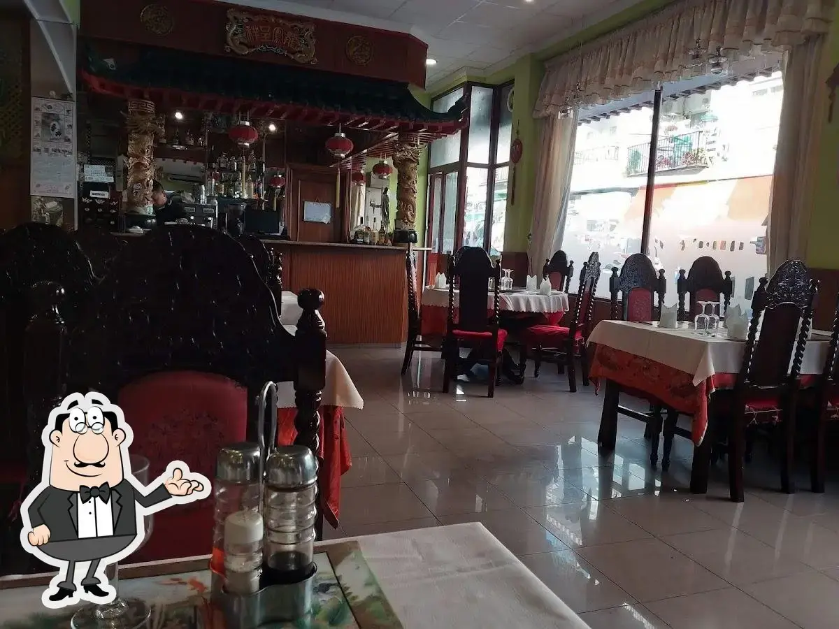 Dining room with an oriental-style bar, red lanterns and large windows onto the street