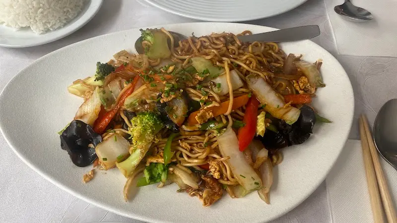 Stir-fried noodles with pepper and Chinese cabbage, with white rice and chopsticks alongside