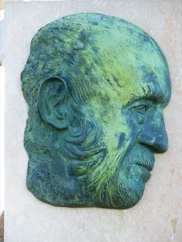 Relieve de bronce de Antonio Ferrandis, Chanquete, en el paseo Marítimo de Valencia