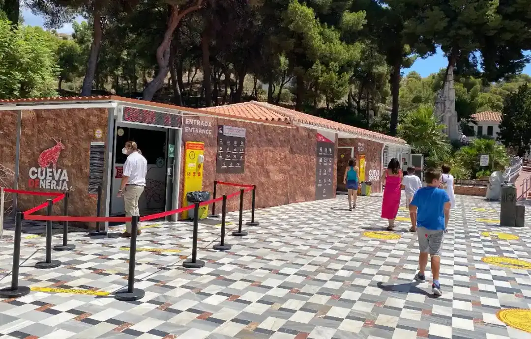Taquillas y entrada actual de la Cueva de Nerja