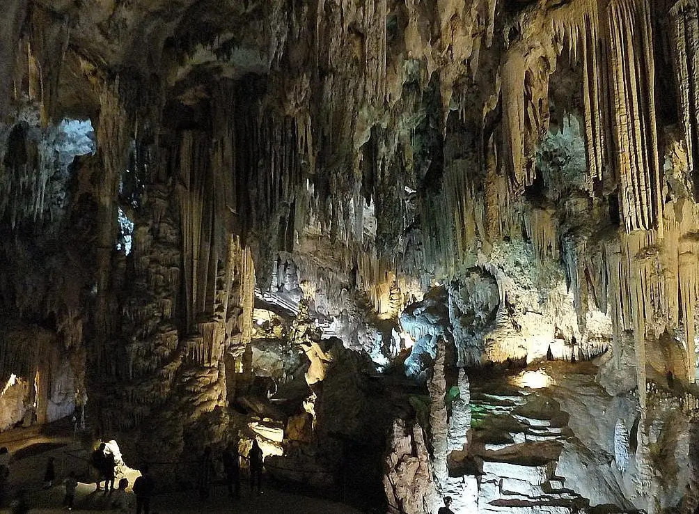 Estalactitas y coladas en una de las salas de la Cueva de Nerja