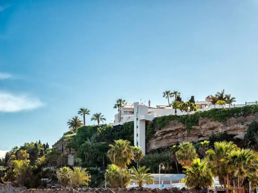 El Parador de Nerja sobre el acantilado de la playa de Burriana