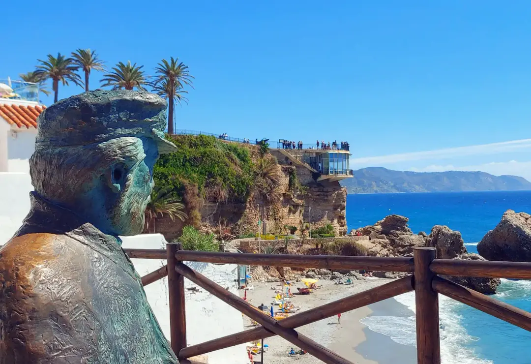 Estatua de bronce de Chanquete mirando al mar junto al Balcón de Europa