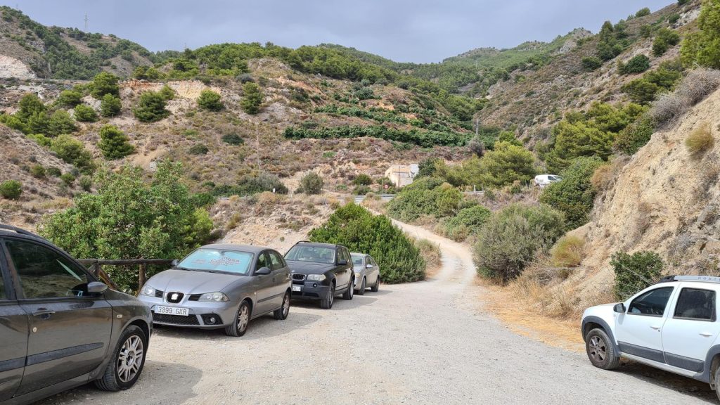 Zona de aparcamiento cerca de Playa de las Alberquillas en Nerja — foto 1