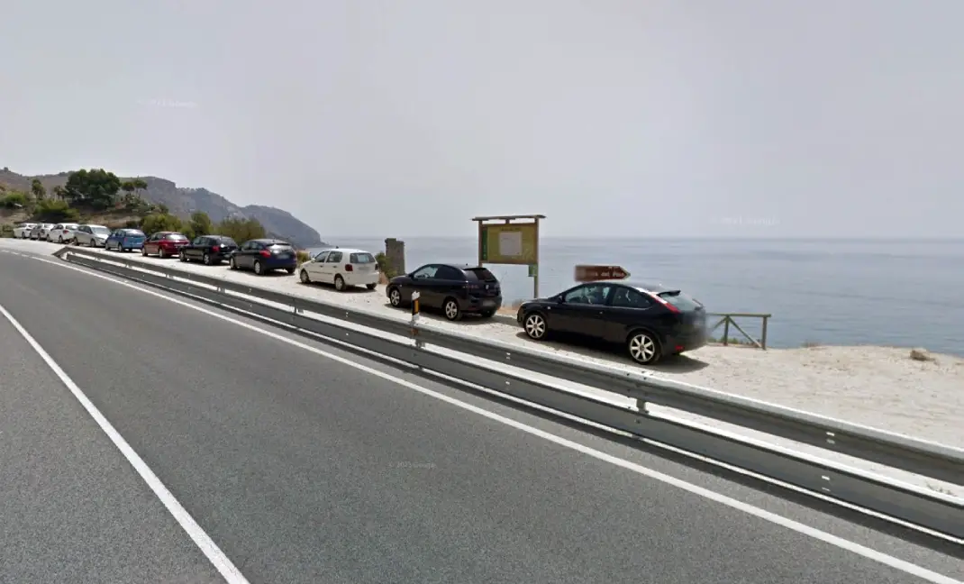 Zona de aparcamiento cerca de Cala Torre del Pino en Nerja — foto 2