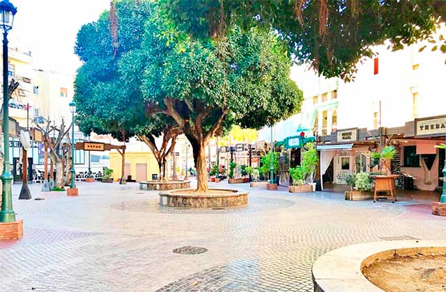 Plaza Tutti Frutti ⊛ La MEJOR Fiesta en Nerja está AQUÍ ← — foto 3