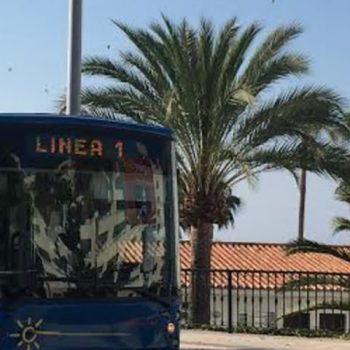 Autobús azul urbano de Nerja