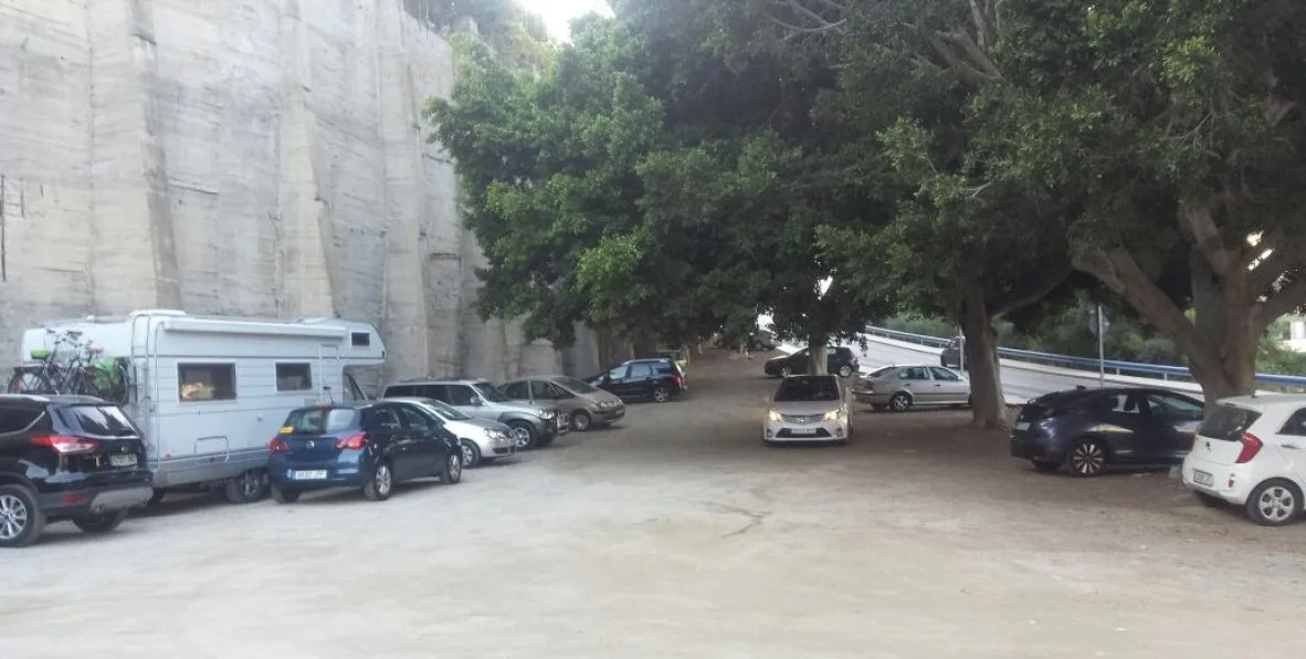 Parking Bajada Playa Burriana en Nerja — exterior