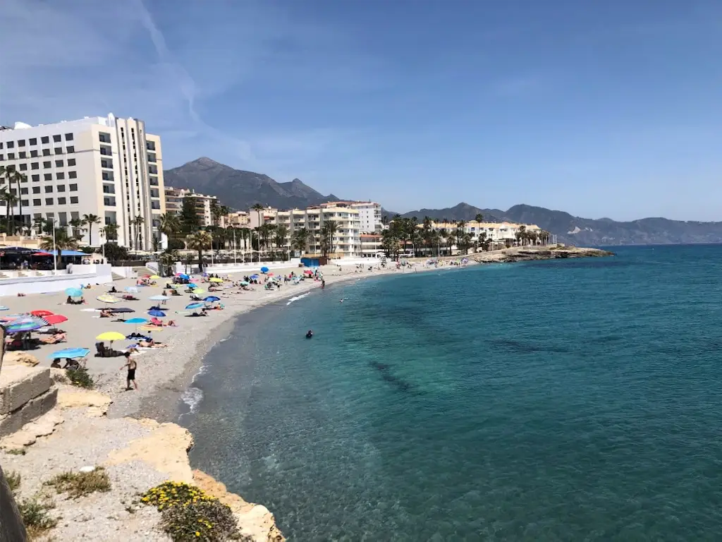 Playa La Torrecilla en Nerja — exterior (3 de 12)