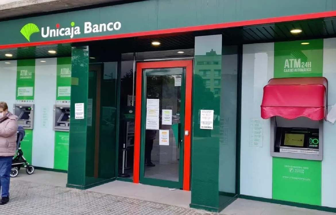Unicaja Bank en Nerja — vista principal