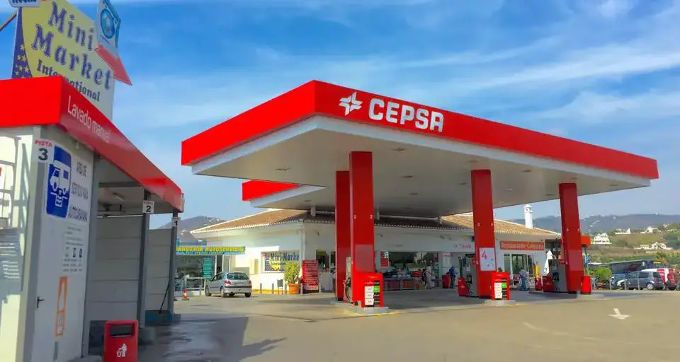 Axarquía Petrol Station (Cepsa) en Nerja — vista principal