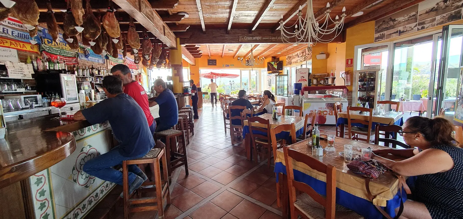 Axarquía Petrol Station (Cepsa) en Nerja — interior