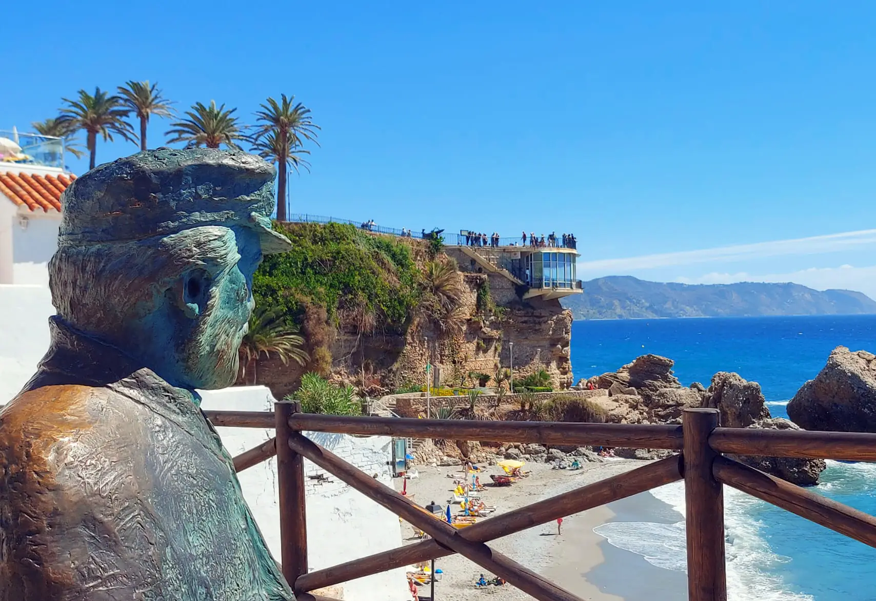Estatua de Chanquete (Nerja) ⚓ INFO, fotos y cómo llegar