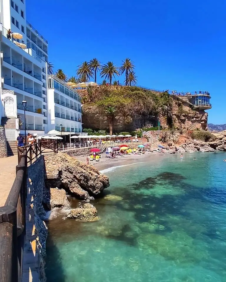 Playa La Caletilla en Nerja — exterior (3 de 15)