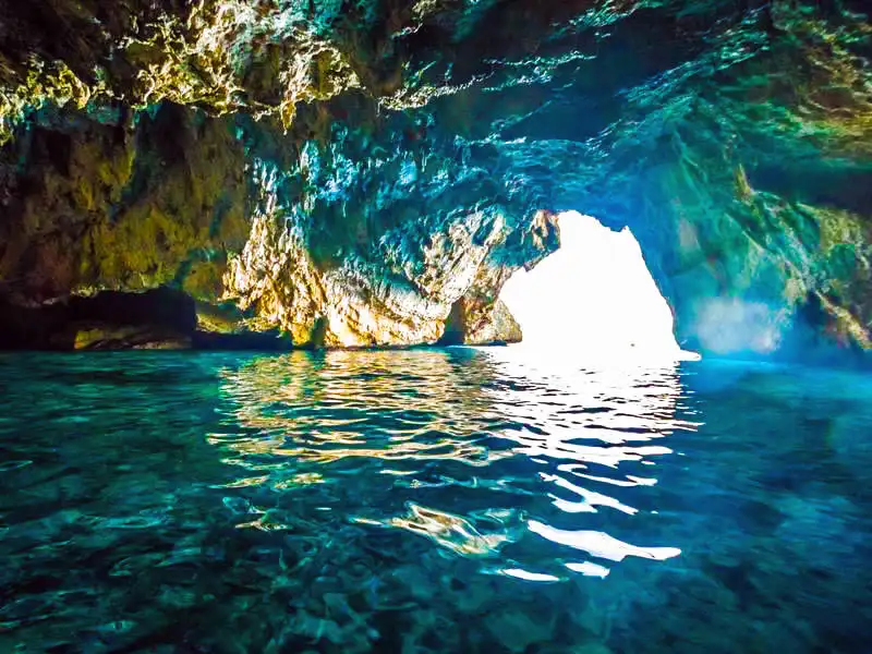 Cueva del Lobo Marino ⛰️ An adventure among rocks en Nerja — vista principal (2 de 6)