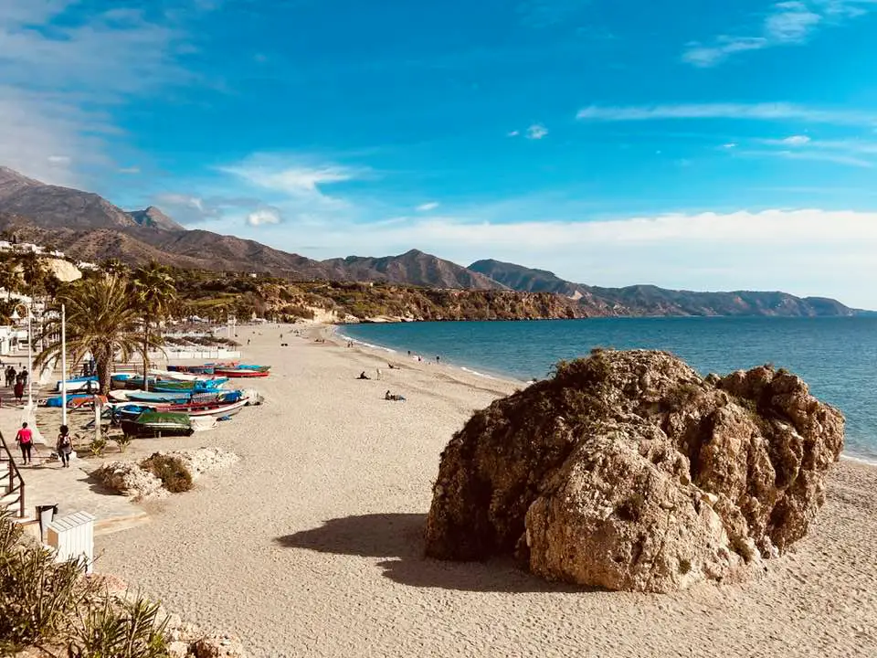 Burriana Beach — Nerja's Most Popular Beach en Nerja — interior (4 de 16)